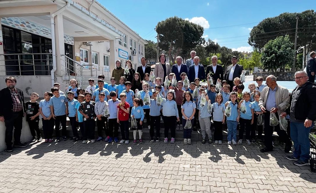 ÇAN’DA İLKOKUL ÖĞRENCİLERİNE SEBZE FİDESİ DAĞITILDI