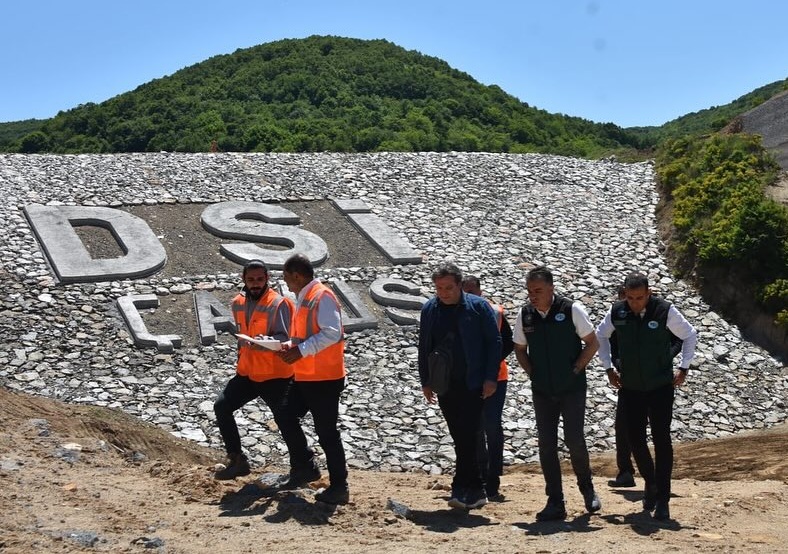 DSİ BÖLGE MÜDÜRÜ “LAPSEKİ ÇAVUŞ GÖLETİ İNŞAATI” İŞİNE AİT ÇALIŞMALARI YERİNDE İNCELEDİ