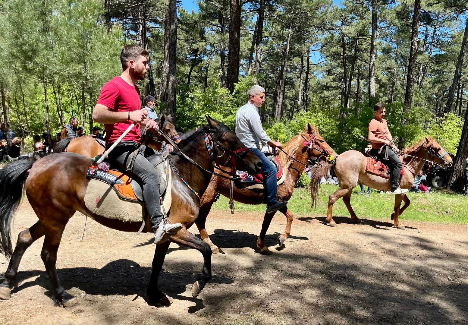 ENGECİ’DE ATLI DEĞNEK YARIŞMALI HAYIR
