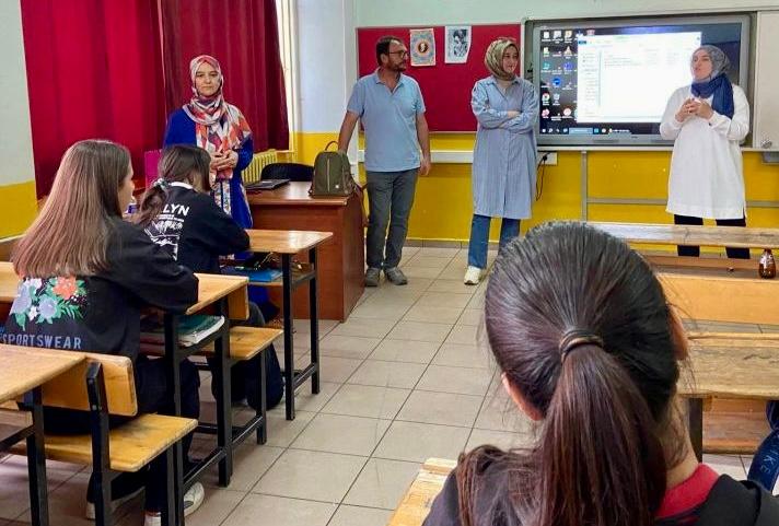 ÖĞRENCİLERE HEM MESLEK TANITIMI, HEM GIDA GÜVENLİĞİ BİLİNCİ