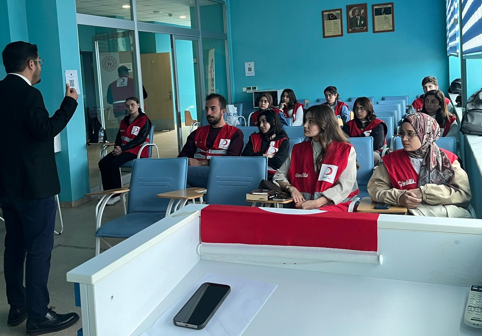 GENÇ KIZILAY TOPLULUĞU ÖĞRENCİLERİNE İŞ KULÜBÜ EĞİTİMİ