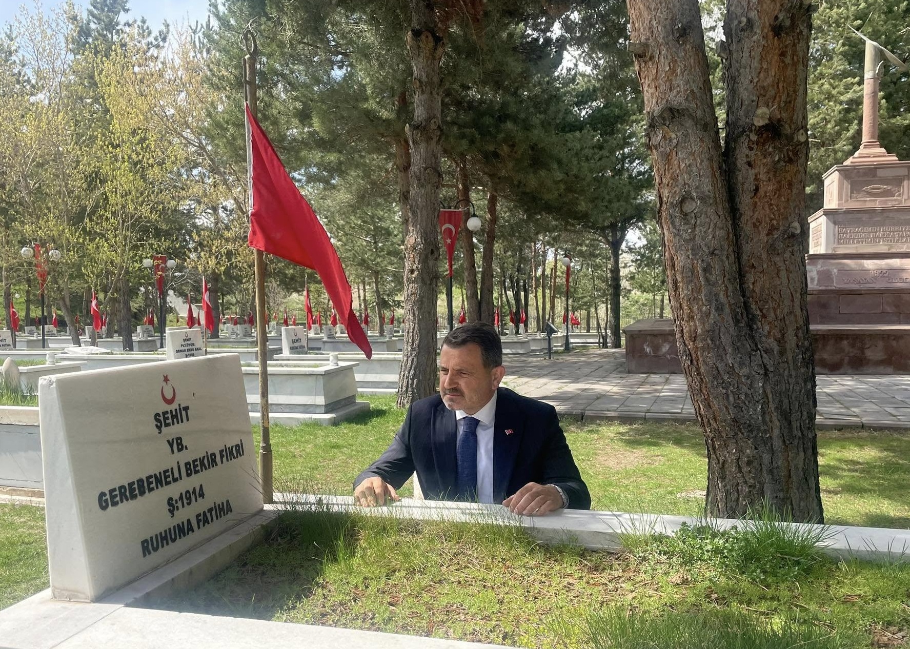 KAŞDEMİR’DEN ERZURUM KARSKAPI ŞEHİTLİĞİNDEKİ KAHRAMAN ŞEHİT SUBAYININ KABRİNE ZİYARET