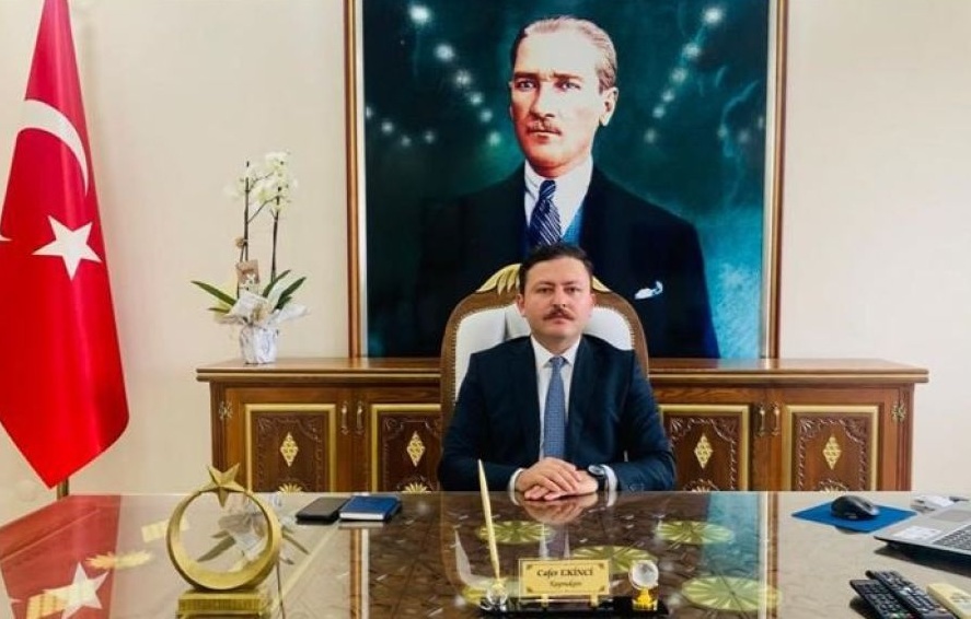 LAPSEKİ KAYMAKAMLIĞINA DAHA ÖNCE ECEABAT’TA REFİKLİK YAPAN AKINCI, ATANDI