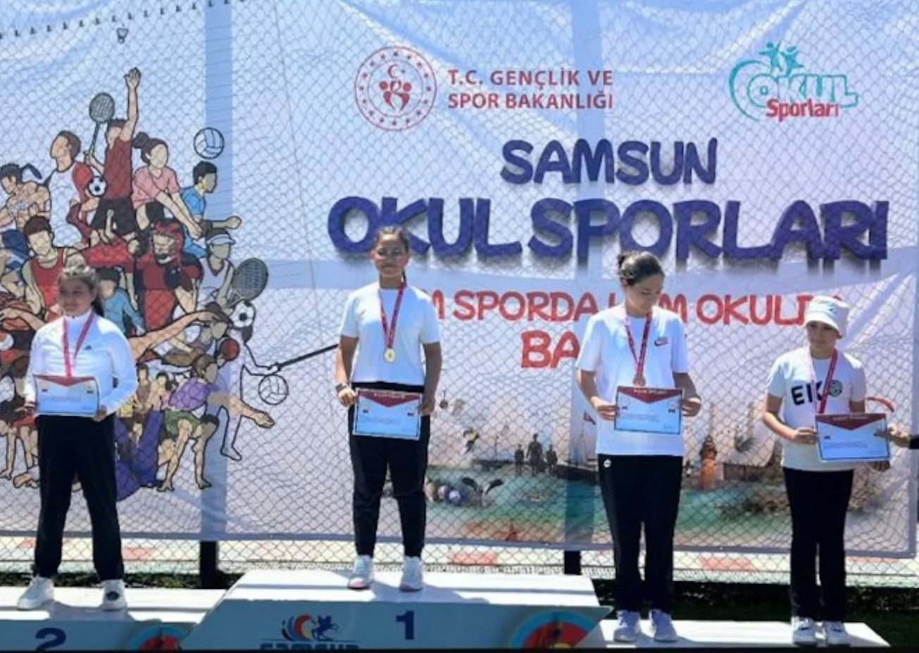 “KLASİK YAY KÜÇÜK KIZLAR” KATEGORİSİNDE TÜRKİYE ŞAMPİYONLUĞUNU KAZANDI