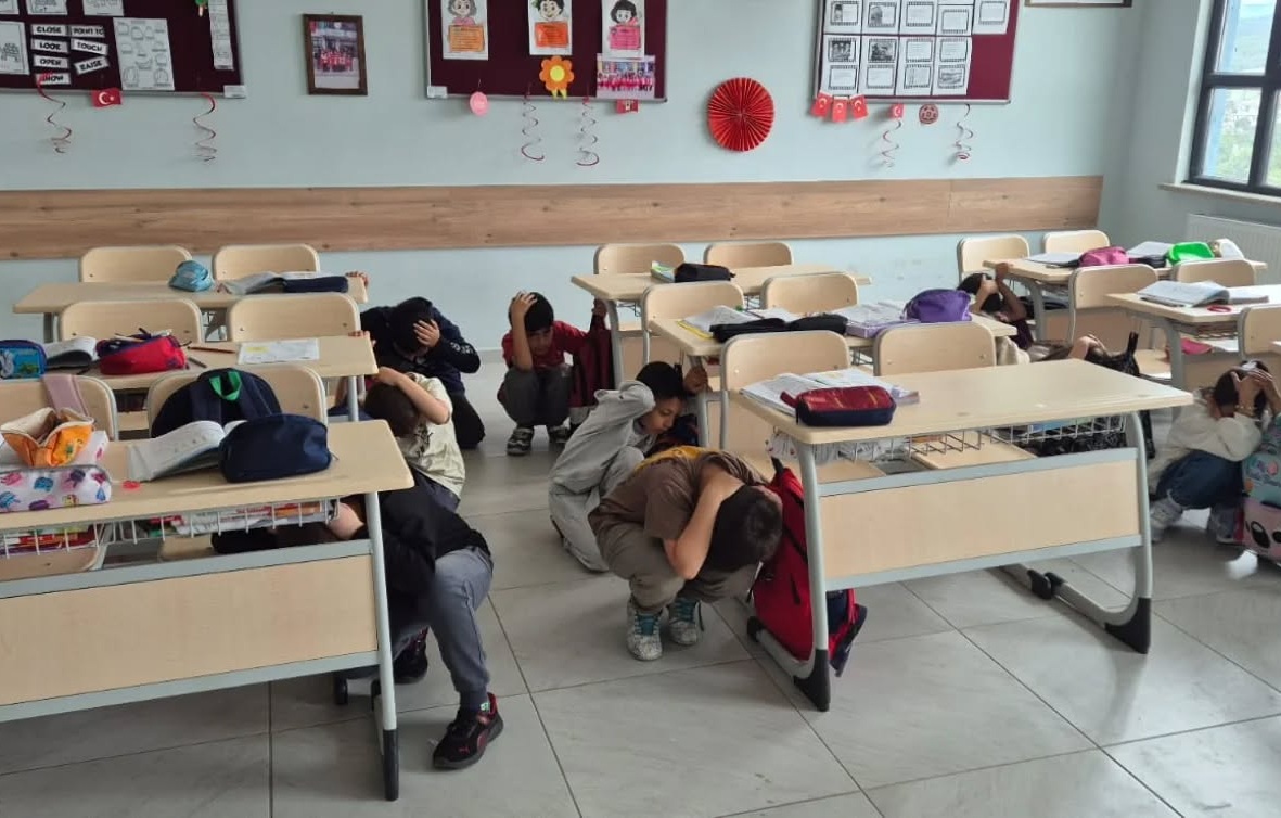 ÇAN OSMAN ÇANERİ İLK/ORTAKOLUNDA DEPREM TATBİKATI