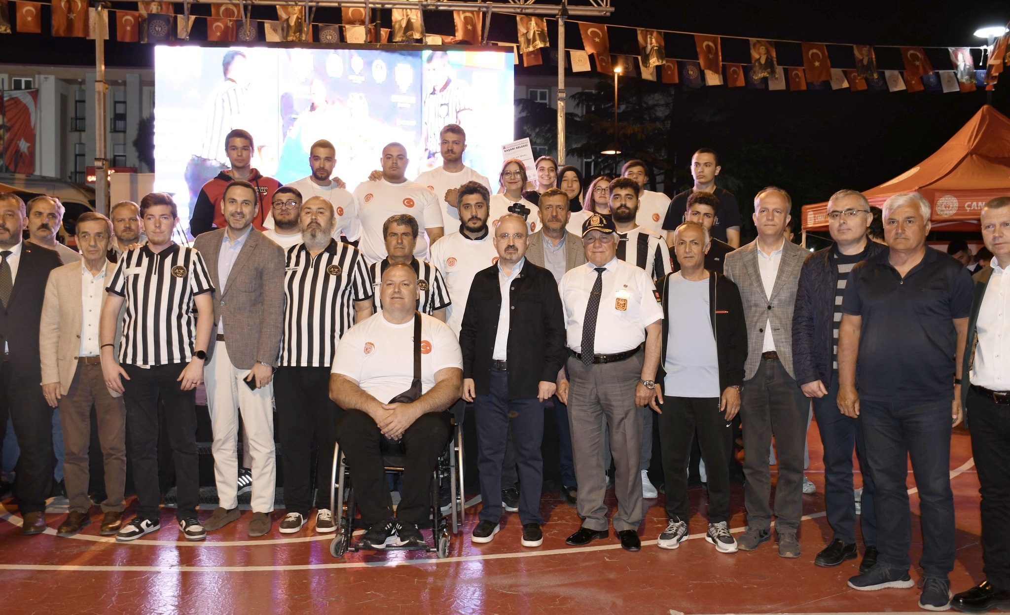 BAKAN YARDIMCISI TURAN, GENÇLERLE BİLEK GÜREŞİ ETKİNLİĞİNDE BULUŞTU