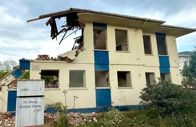 YENİCE ASKERLİK ŞUBESİ DE YIKILIYOR… YERİNE KÜLTÜR MERKEZİ YAPILACAK…