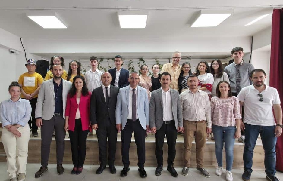 VALİ MUHTEREM İNCE FEN LİSESİNDEN KOMEDİ OYUNU…