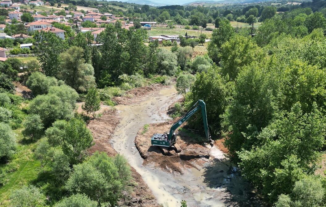 DSİ’DEN ETİLİ DERESİ ÜZERİNDE RÜSUBAT TEMİZLİĞİ