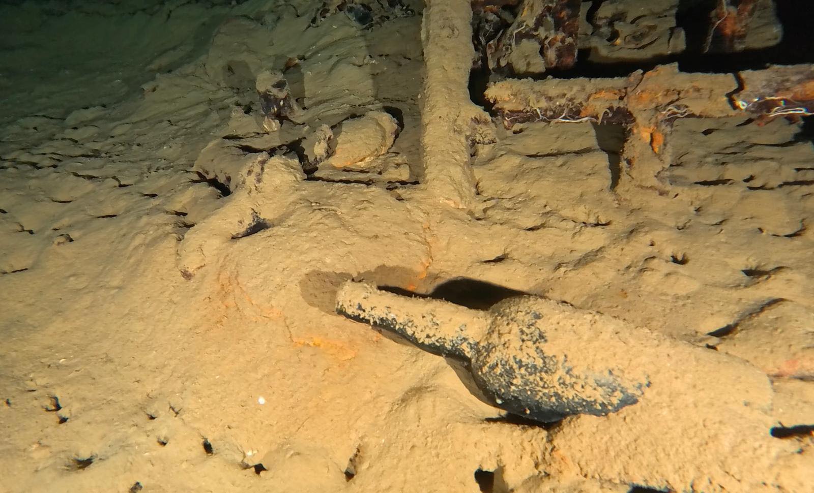 GELİBOLU SU ALTI PARKI’NDA 110 YILLIK DOLU ŞARAP ŞİŞESİ