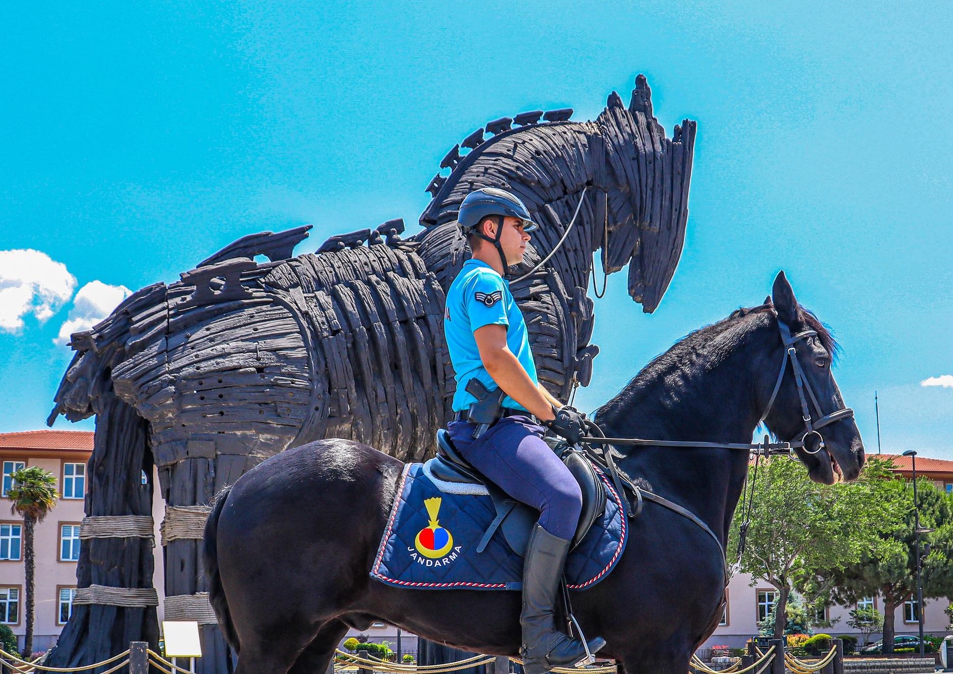 JANDARMADAN AT ÜSTÜNDE CESARET, TARİHİN GÖLGESİNDE NÖBET!