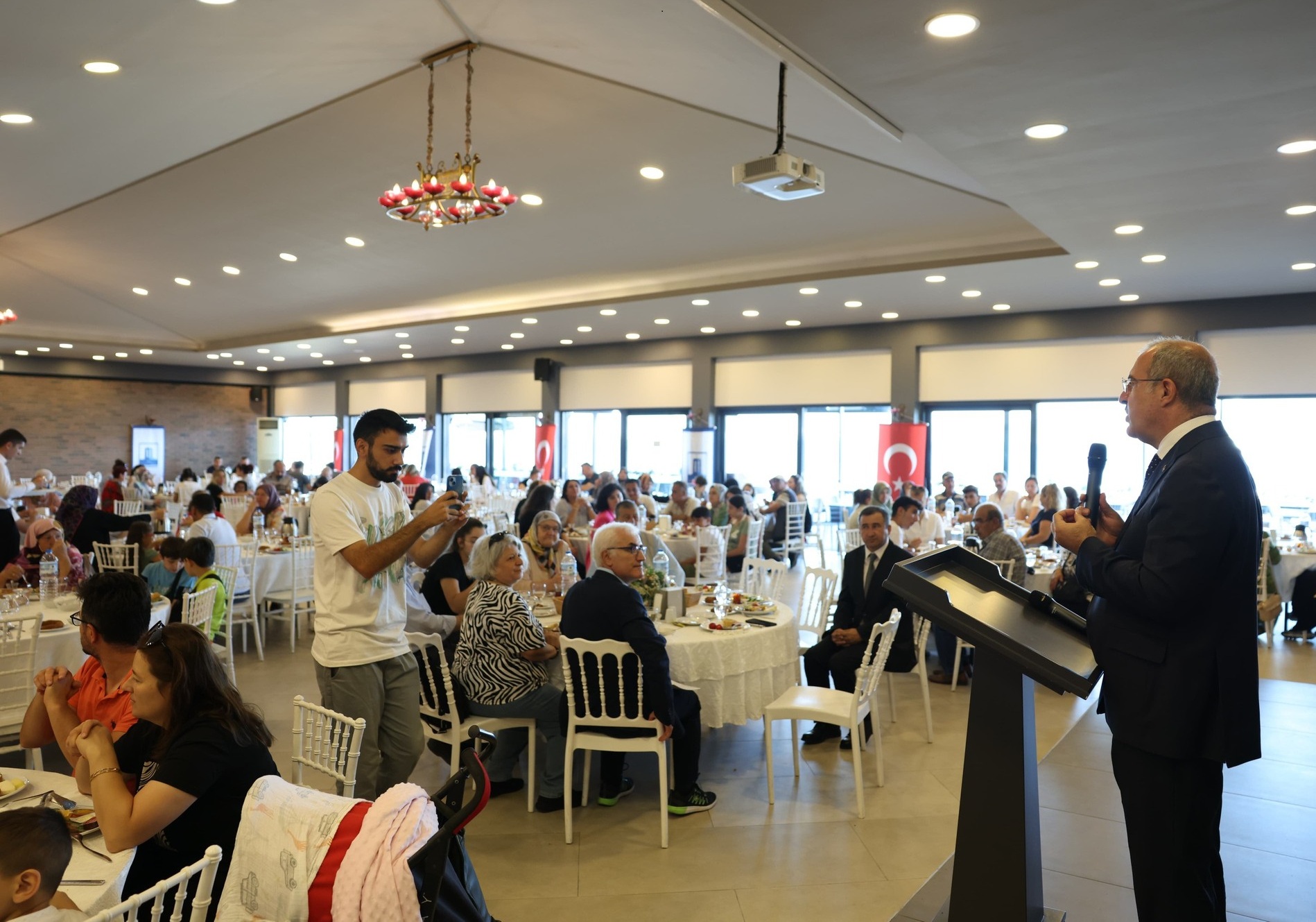 VALİ TORAMAN, KORUYUCU AİLELERLE BİR ARAYA GELDİ