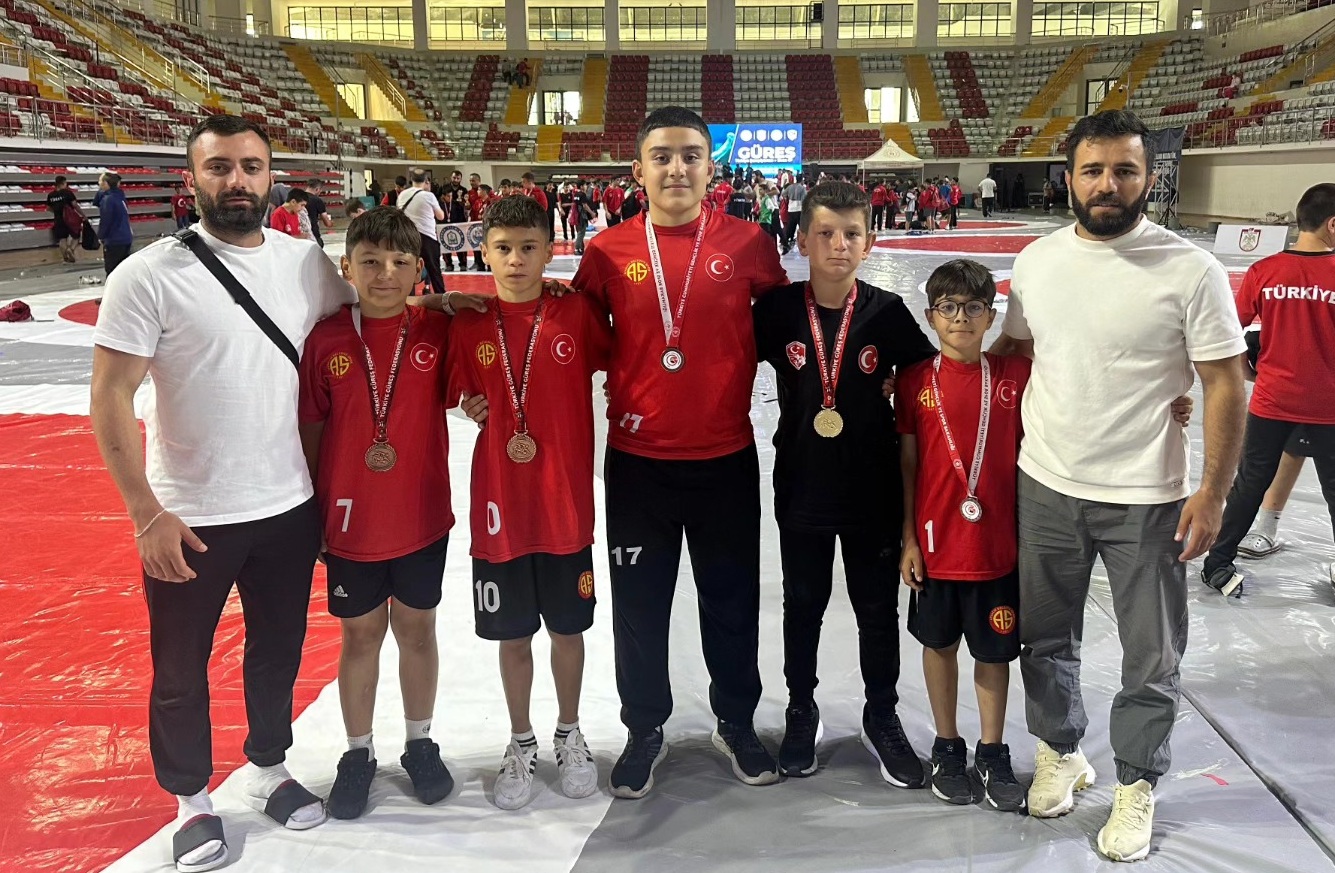 MİNİKLER SERBEST GÜREŞ TÜRKİYE ŞAMPİYONASINDA BÜYÜK BİR BAŞARIYA İMZA ATILDI