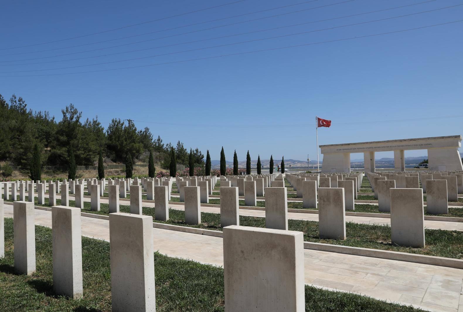 VALİDEN AKBAŞ ŞEHİTLİĞİNE ZİYARET