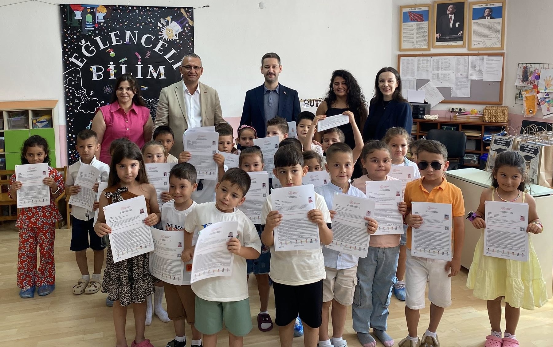 YENİCE’DE KAYMAKAM VE EŞİ, ANAOKULU ÖĞRENCİLERİNİN KARNE HEYECANINA ORTAK OLDU