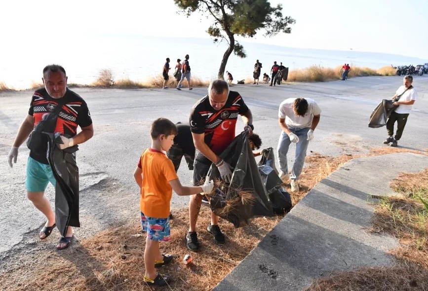 MOTOSİKLET TUTKUNLARINDAN ÇEVRE TEMİZLİĞİ