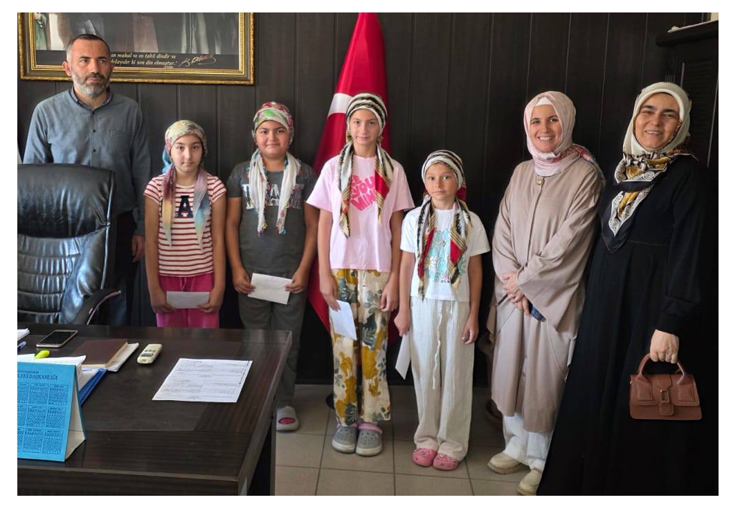 “YAZINLA YAZIMA DOKUN” TEMALI ANI YARIŞMASINDA DERECEYE GİREN ÖĞRENCİLERE ÖDÜL…