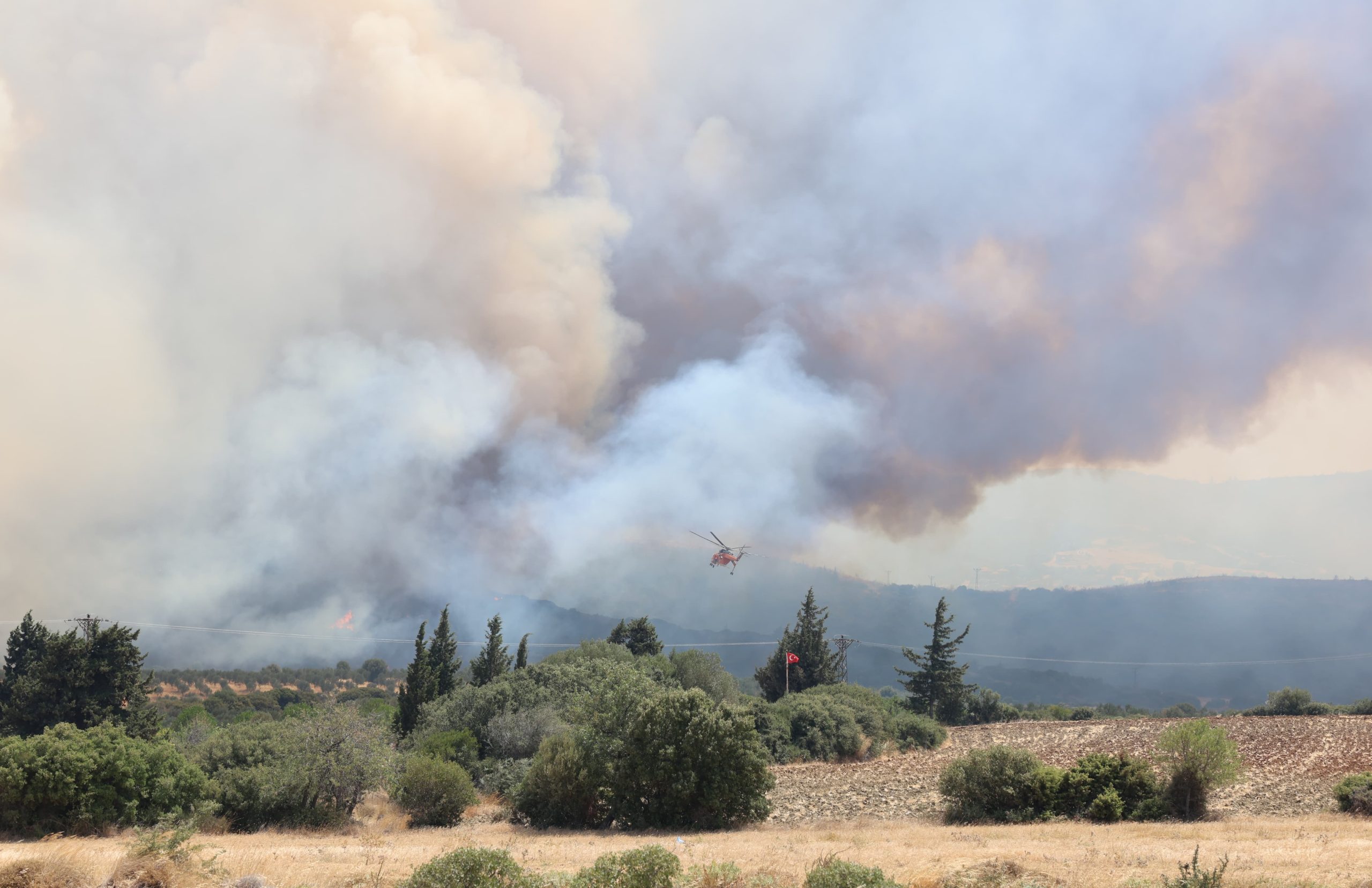 GELİBOLU, YİNE YANGINA MARUZ KALDI… İKİ KÖY TEDBİREN BOŞALDI…