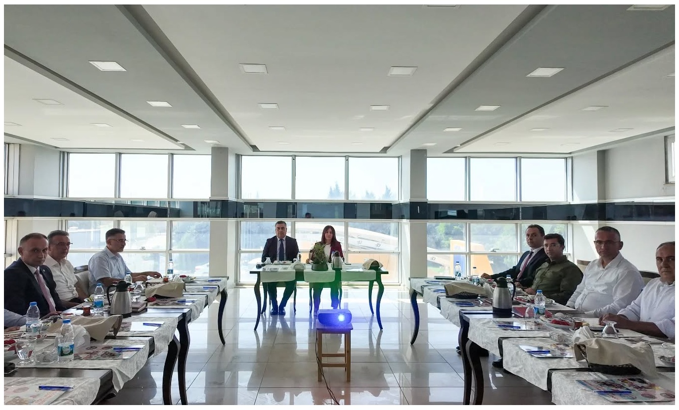 İLÇE MİLLİ EĞİTİM MÜDÜRLERİ EZİNE’DE BİR ARAYA GELDİ