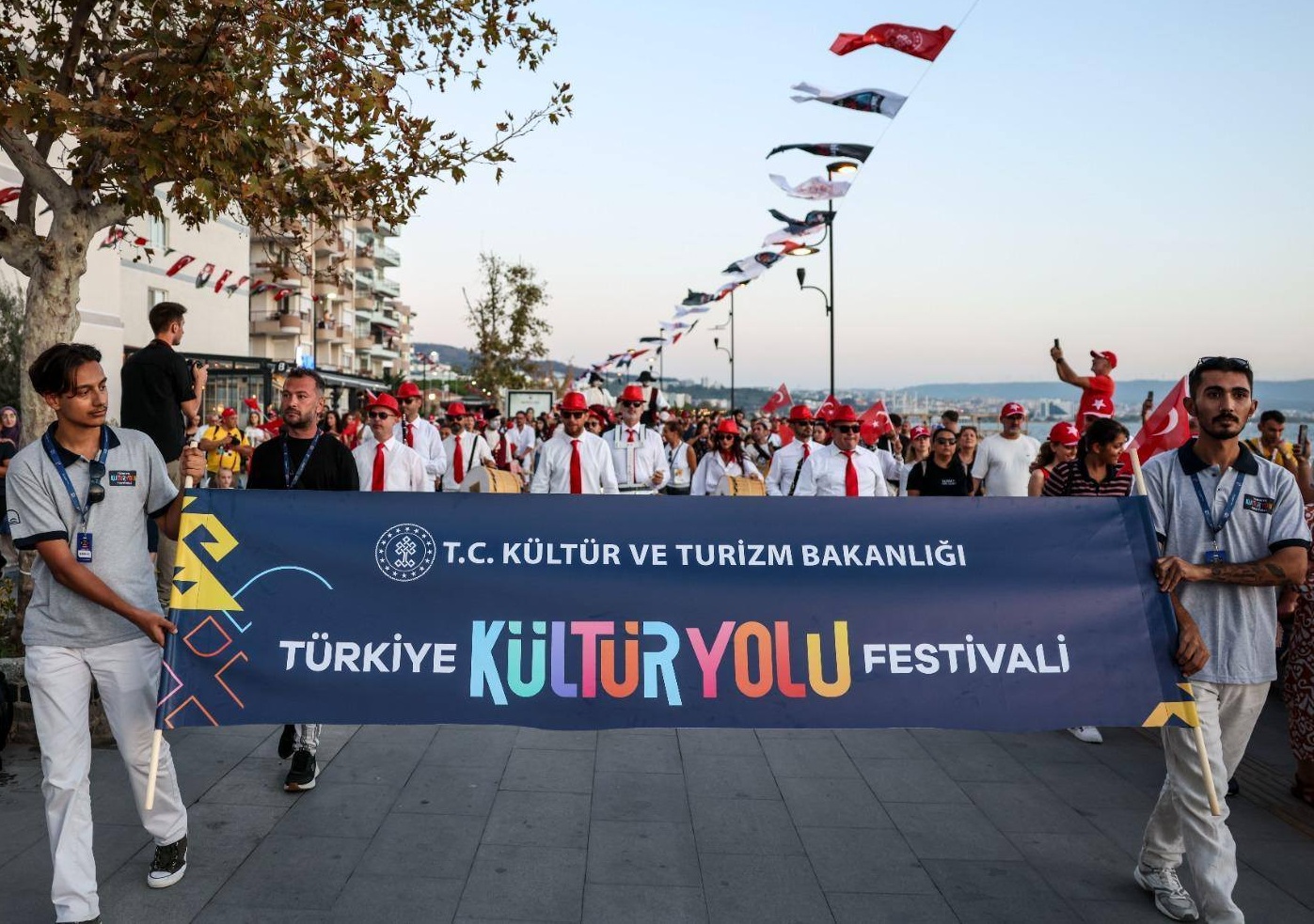 ZAFERİN COŞKUSU ÇANAKKALE’DE KÜLTÜR YOLU FESTİVALİ KORTEJİYLE TAÇLANDI