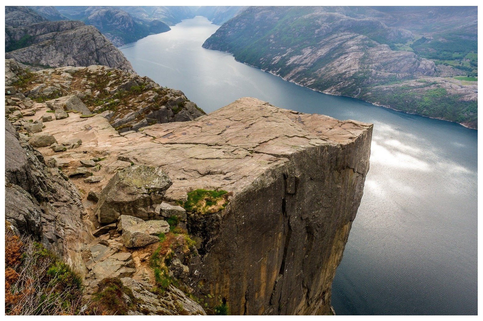 Dünya Uçurumun Kıyısında