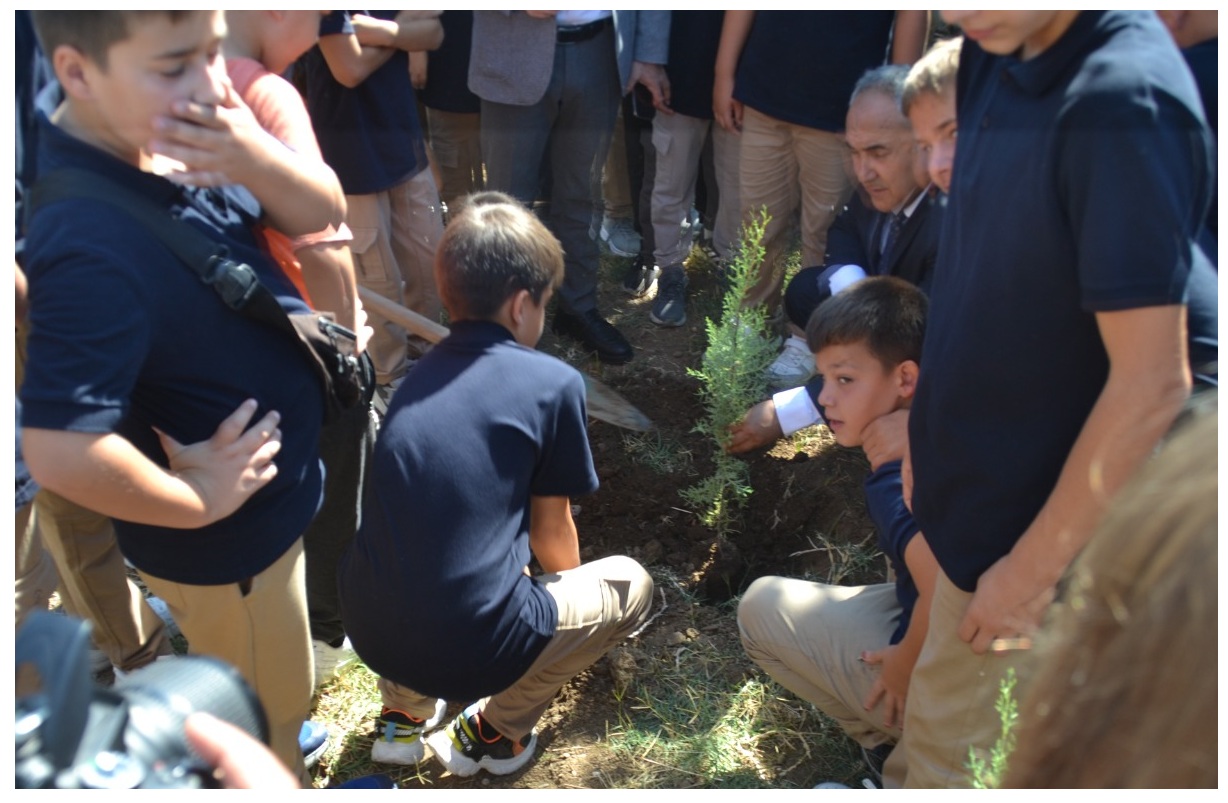 ÇAN’DA ÖĞRENCİLER YENİ EĞİTİM-ÖĞRETİM YILINA FİDAN DİKEREK BAŞLADI