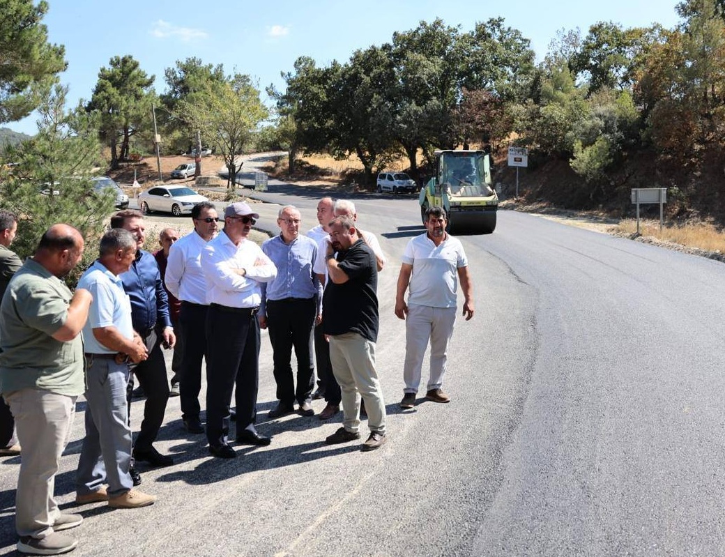 İL ÖZEL İDARESİNİN SICAK ASFALT ÇALIŞMALARI HIZ KESMEDEN DEVAM EDİYOR