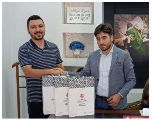 YENİCE MÜFTÜSÜNDEN BAŞARILI HOCAYA ÖDÜL