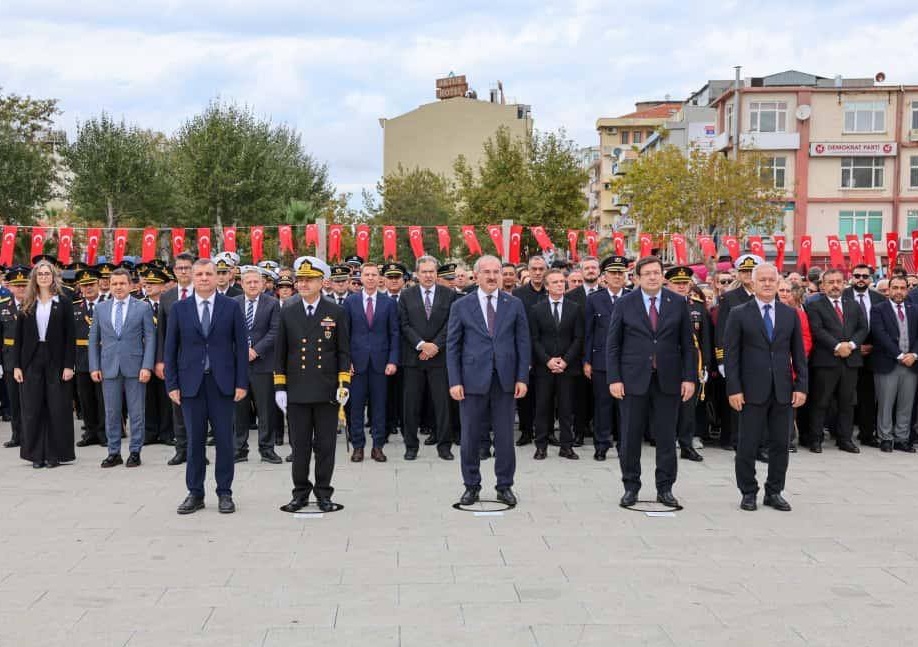 CUMHURİYET BAYRAMI NEDENİYLE ÇANAKKALE’DE DE ÇELENK SUNMA TÖRENİ…