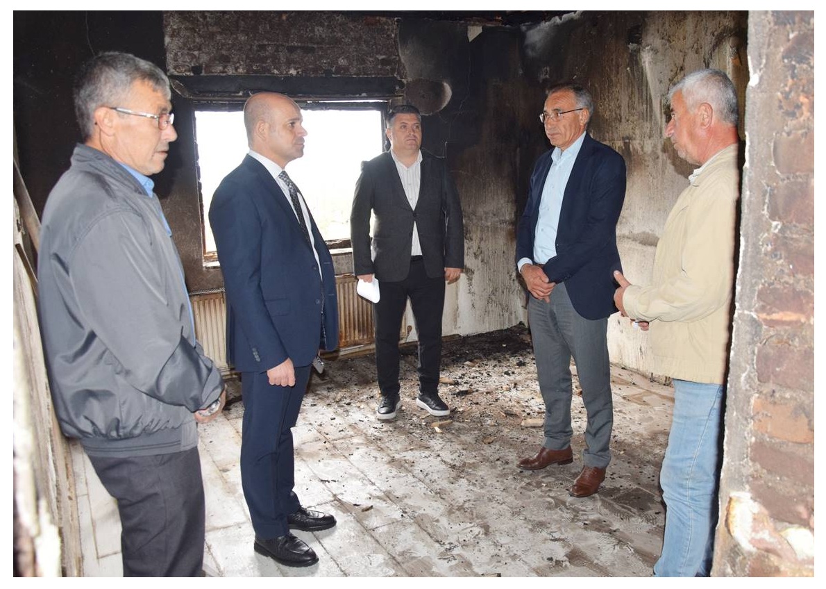 EVİ YANAN AİLEYE KAYMAKAM SAHİP ÇIKTI