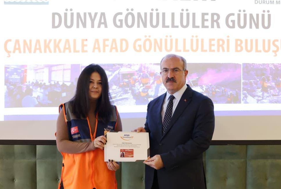 AFAD GÖNÜLLÜLERİNE TÖRENLE KİMLİK KARTI
