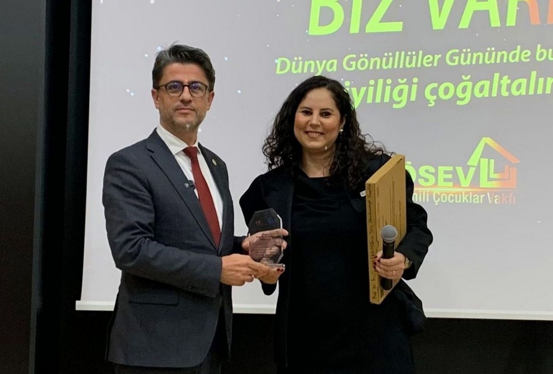 YILIN AKADEMİSYENİ ÖDÜLÜ, ÇOMÜ REKTÖRÜ ERENOĞLU’NA VERİLDİ