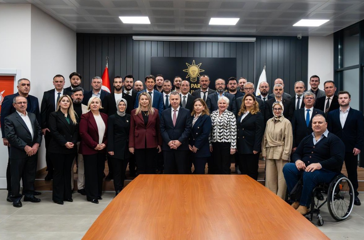 AK PARTİDEN YENİ HİZMET BİNASINDA İLK YÖNETİM KURULU TOPLANTISI