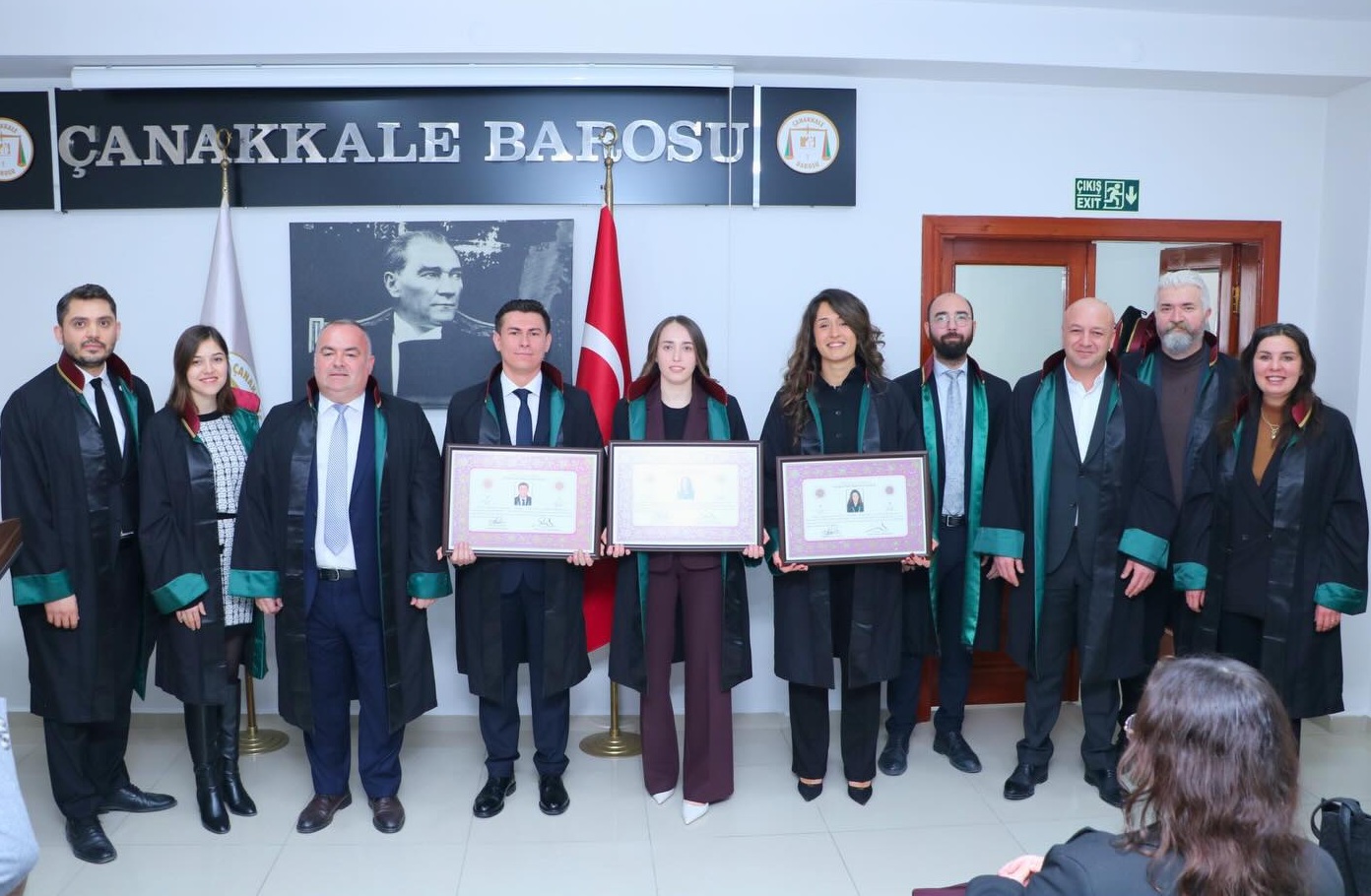 ÇANAKKALE BAROSUNDAN ÜÇ YENİ AVUKATA RUHSAT…