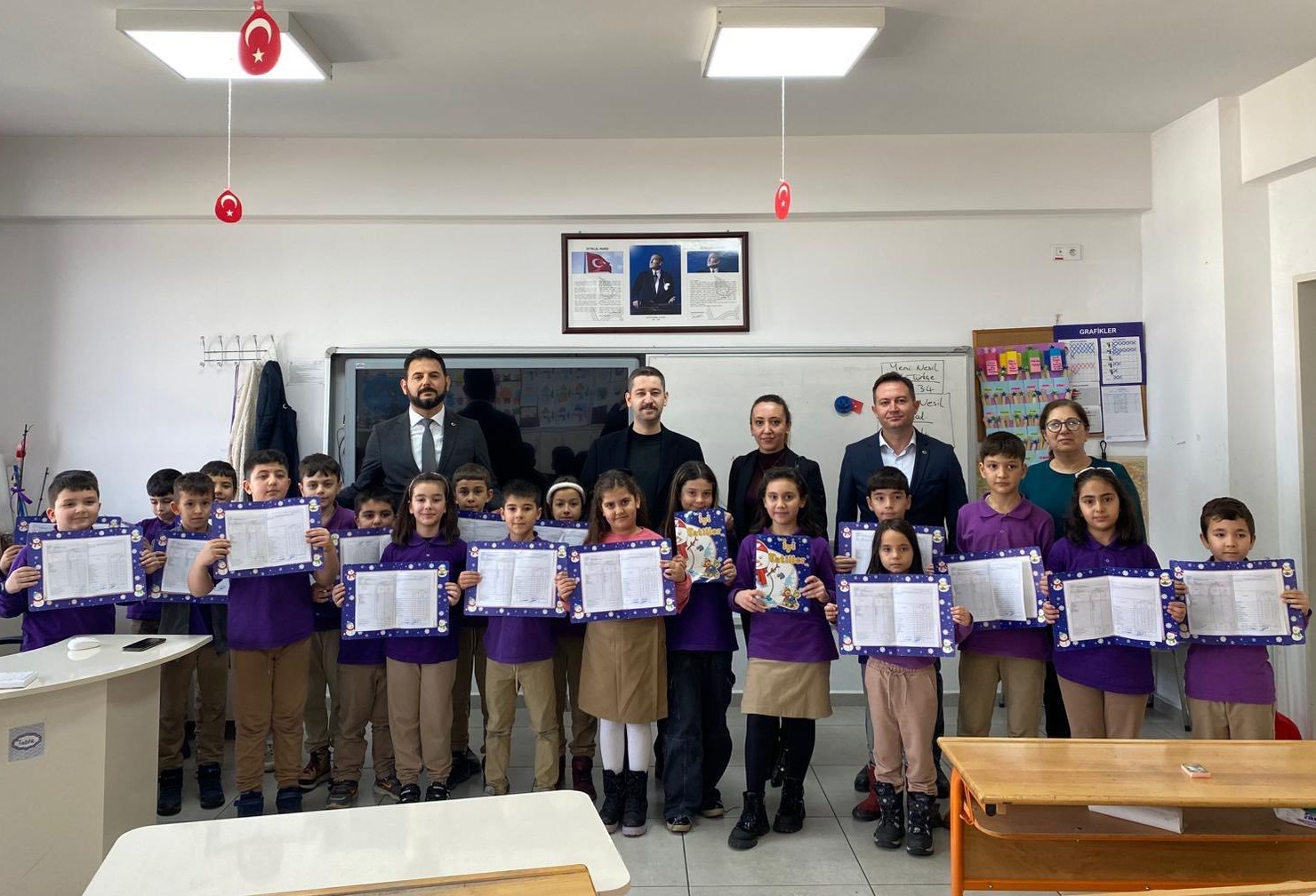 KAYMAKAM İRDELP, ÜÇ OKULDA KARNE TÖRENİNE KATILDI