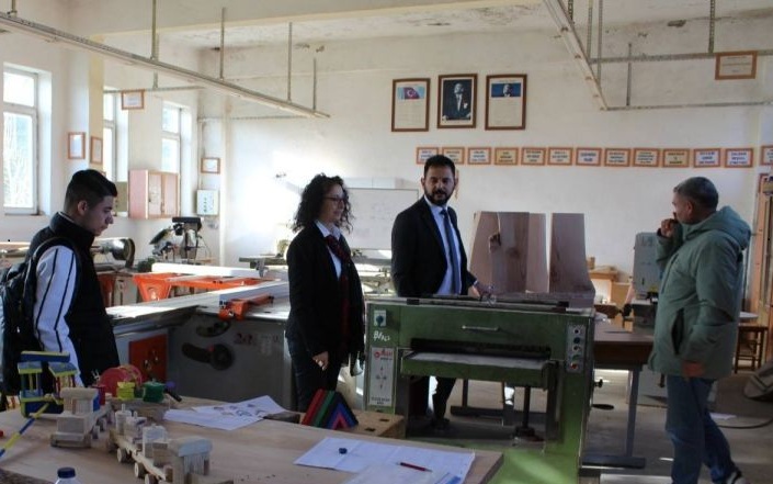 YENİCE İLÇE MİLLİ EĞİTİM MÜDÜRÜNDEN MOBİLYA ATÖLYESİNE ZİYARET