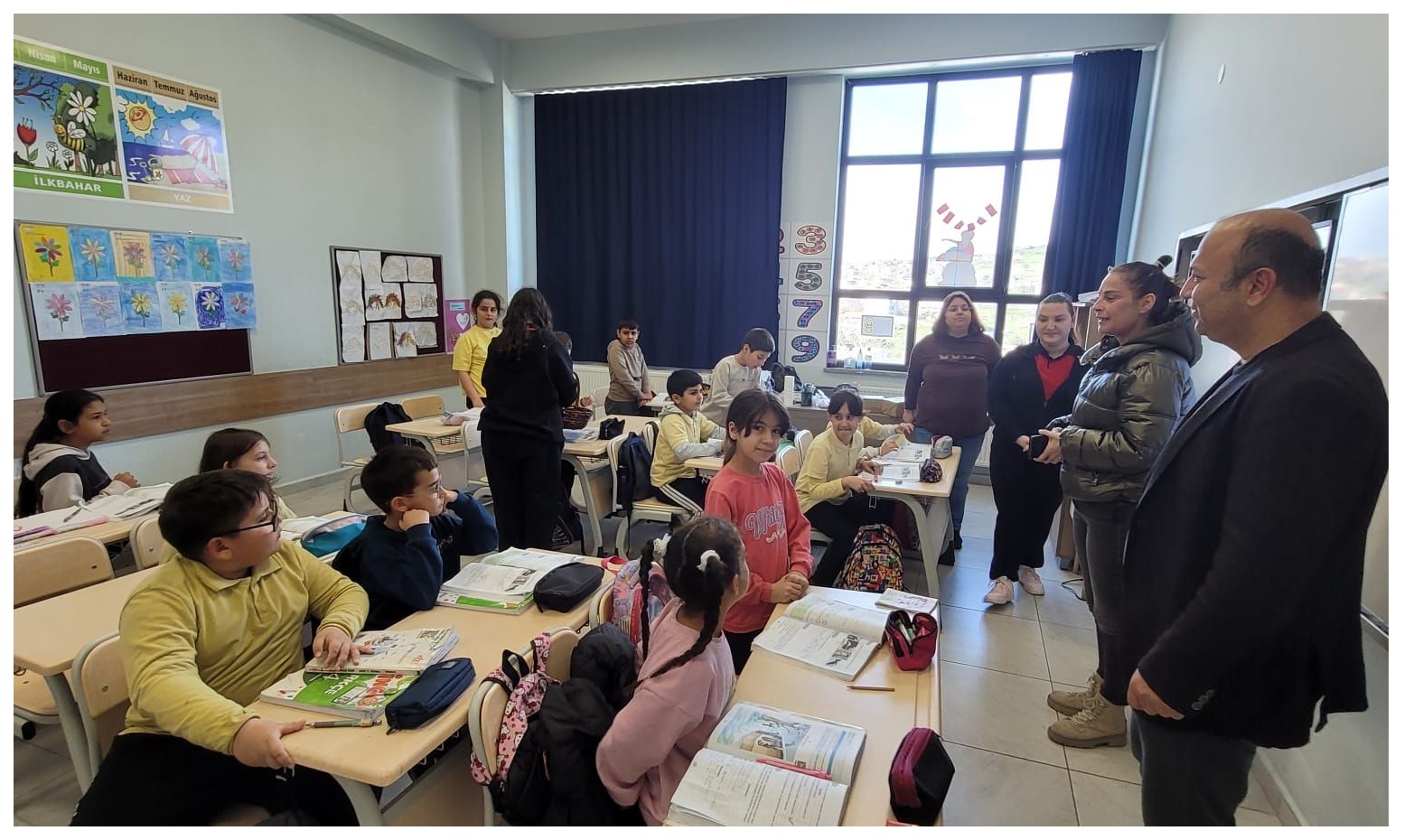 LİSE ÖĞRENCİLERİNDEN İLKOKUL ÖĞRENCİLERİNE KİTAP HEDİYESİ