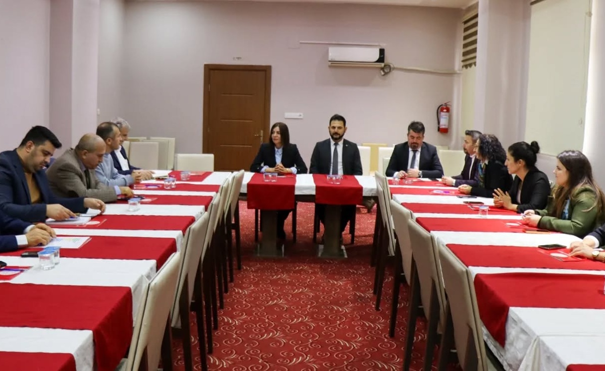 İL MİLLİ EĞİTİM MÜDÜRÜ YENİCE’DE OKUL MÜDÜRLERİYLE BİR ARAYA GELDİ