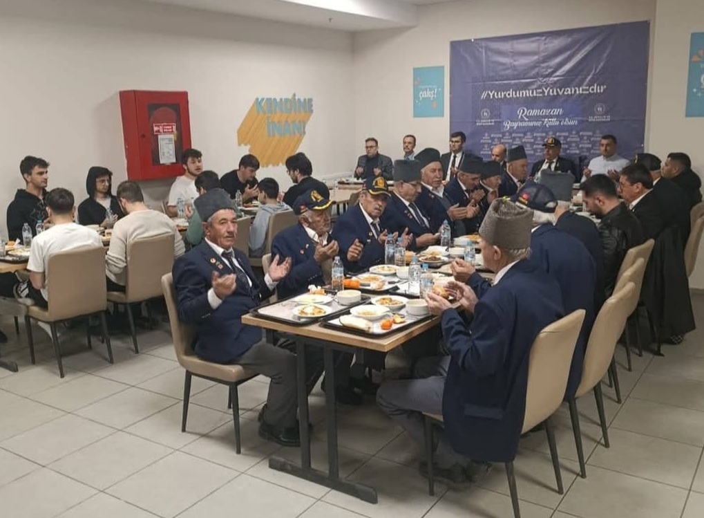 KAYMAKAM NEBİOĞLU, GAZİLER VE ÜNİVERSİTELİ ÖĞRENCİLERLE İFTAR SOFRASINDA BULUŞTU
