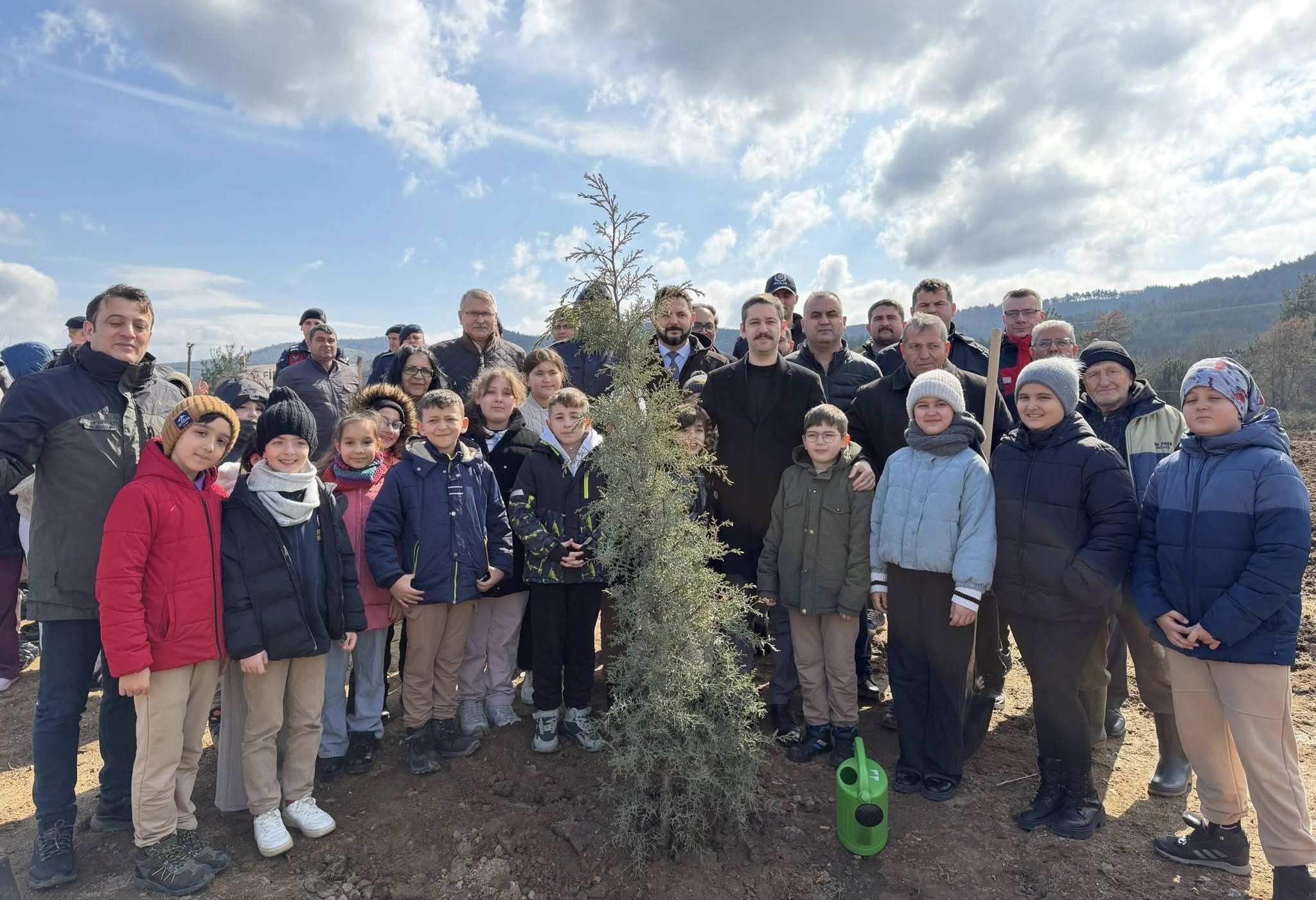 YENİCE’DE DE DİKİLEN FİDANLAR DOĞAYA NEFES OLACAK…