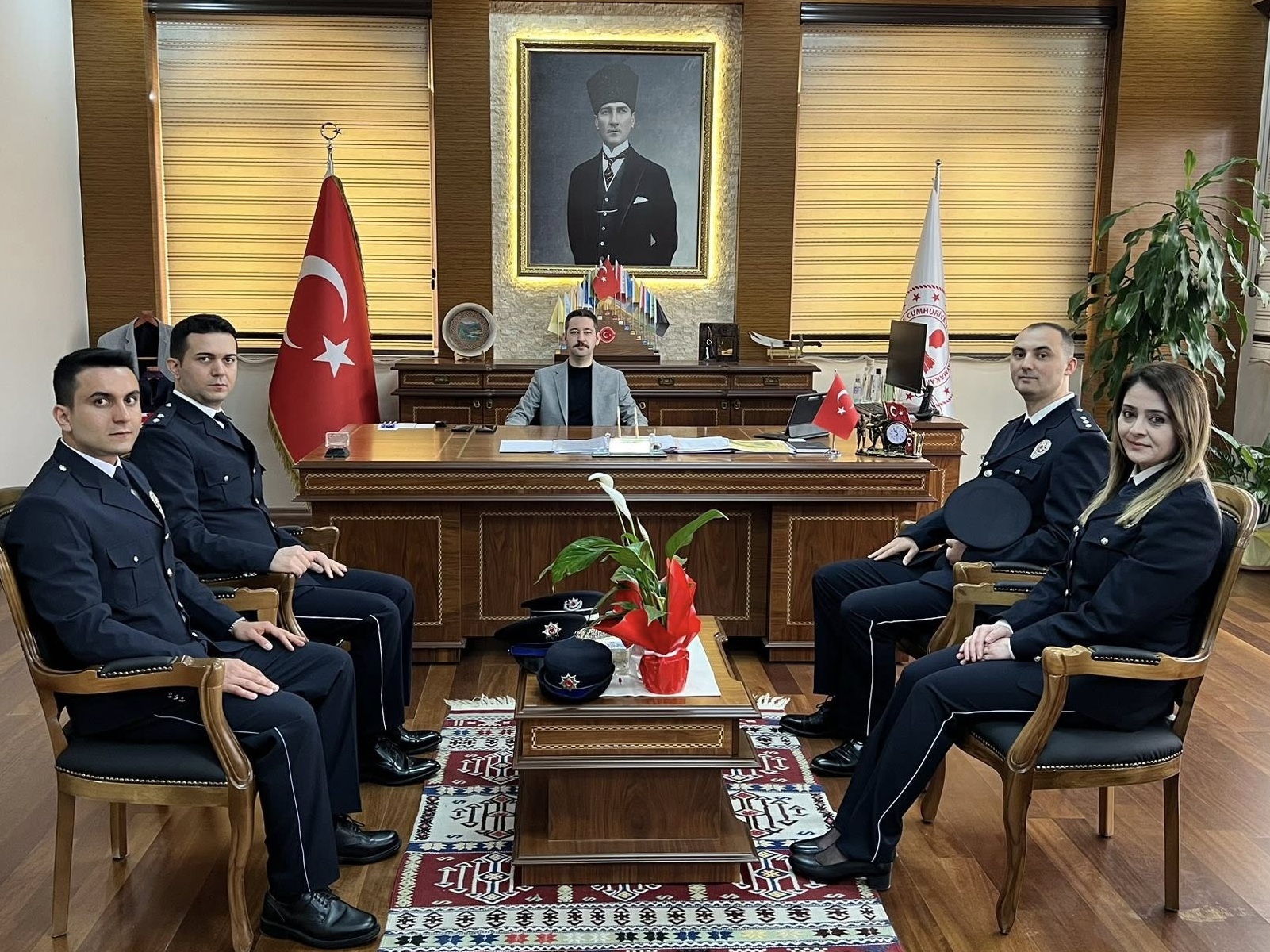 YENİCE’DE POLİSİNDEN KAYMAKAMA KURULUŞ YILDÖNÜMÜ ZİYARETİ