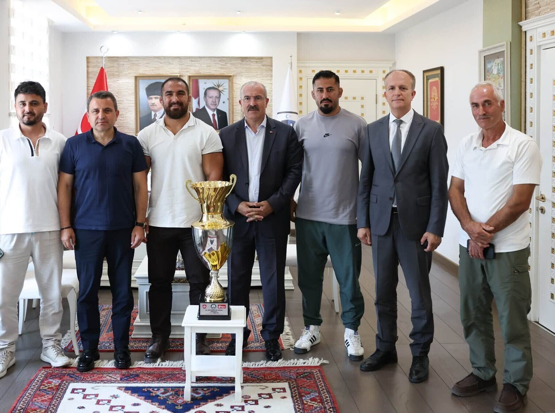KIRKPINAR BAŞPEHLİVAN FİNALİSTİ FEYZULLAH AKTÜRK VE ANTRENÖRÜNDEN VALİYE ZİYARET