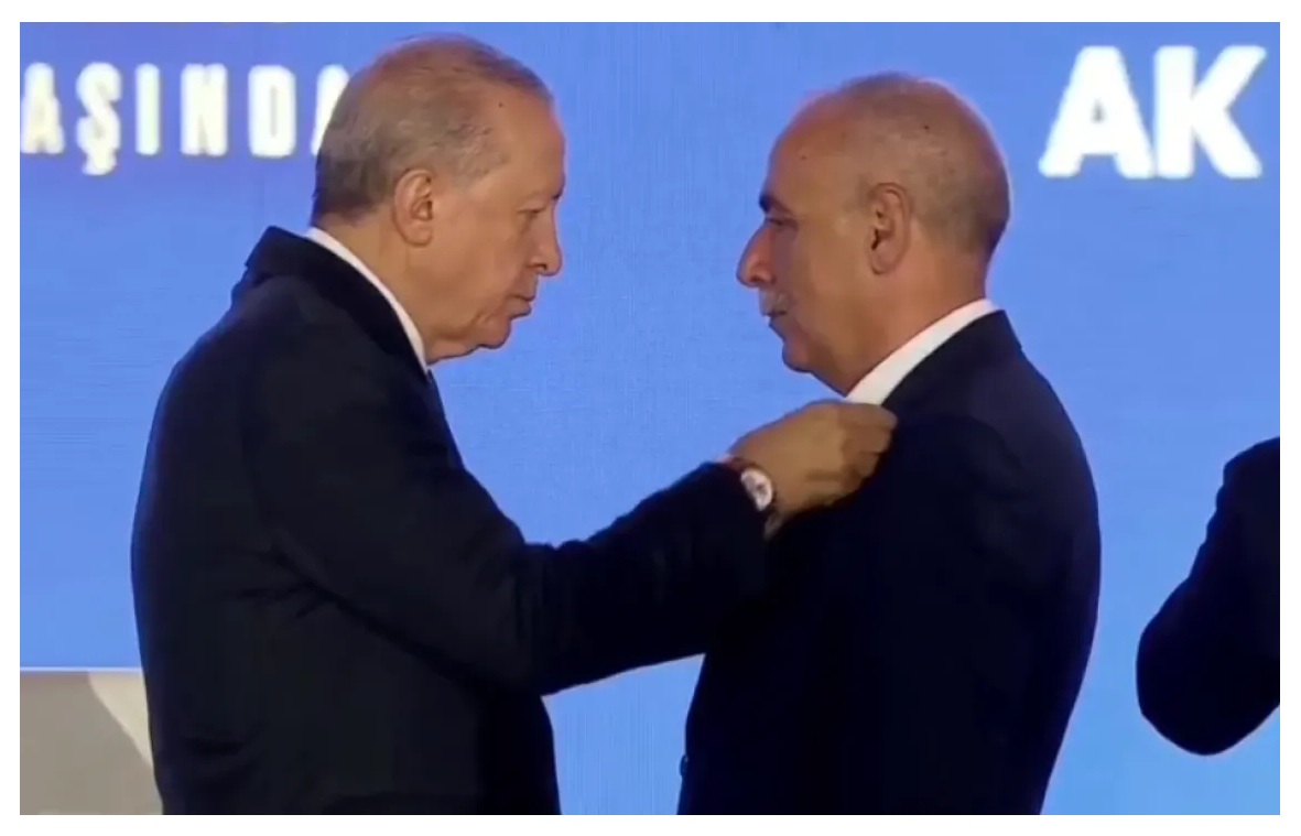 AK PARTİ’YE GEÇEN ECEABAT BELEDİYE BAŞKANINA ROZET, CUMHURBAŞKANINDAN…